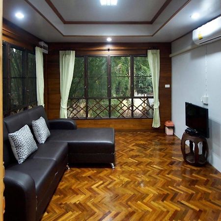 Appartamento เรือนสารภี Phrae Esterno foto
