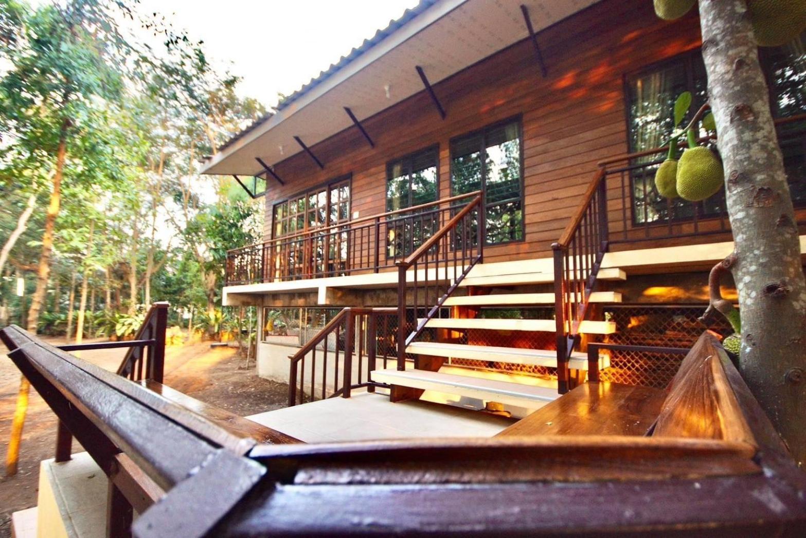Appartamento เรือนสารภี Phrae Esterno foto