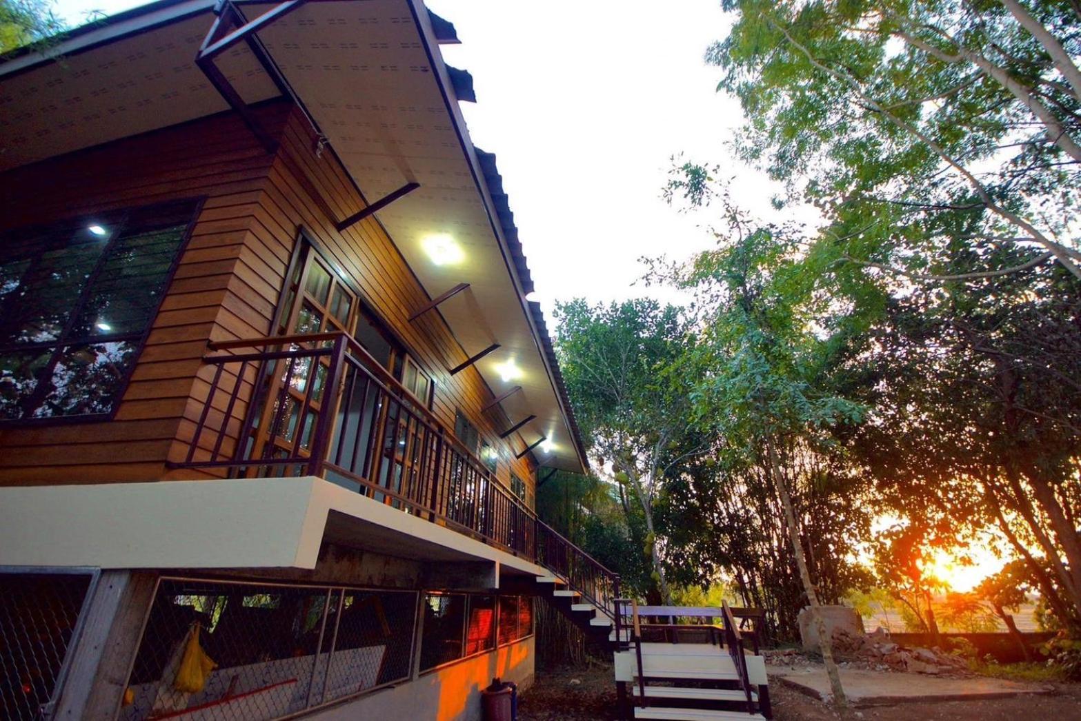 Appartamento เรือนสารภี Phrae Esterno foto