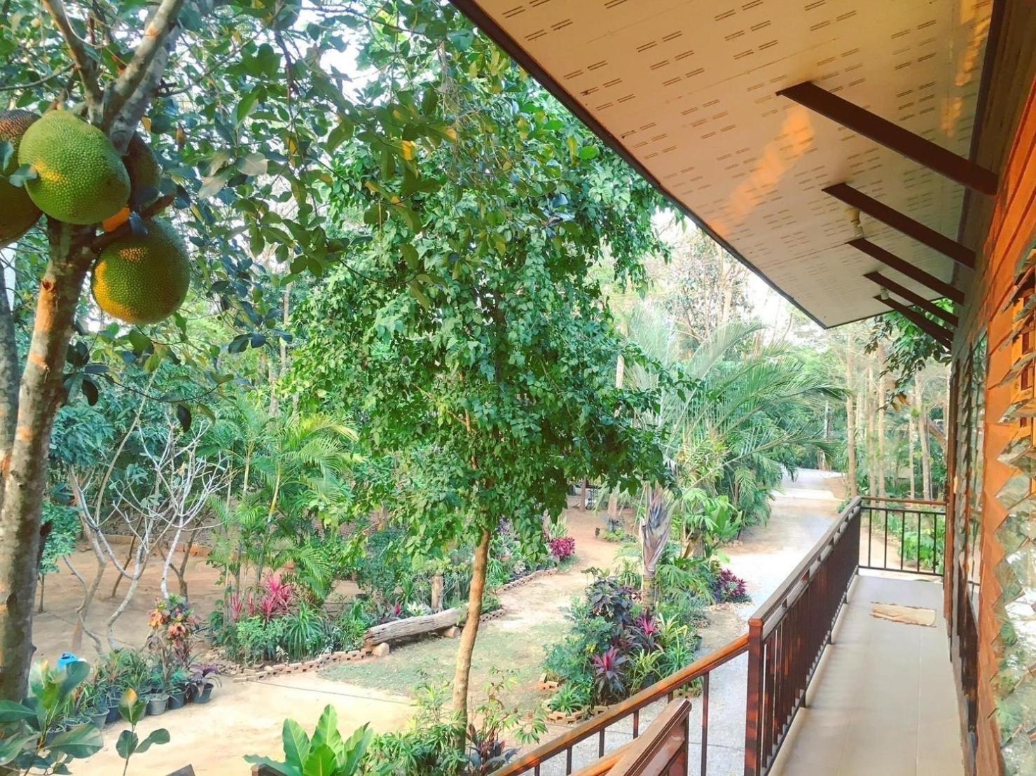 Appartamento เรือนสารภี Phrae Esterno foto