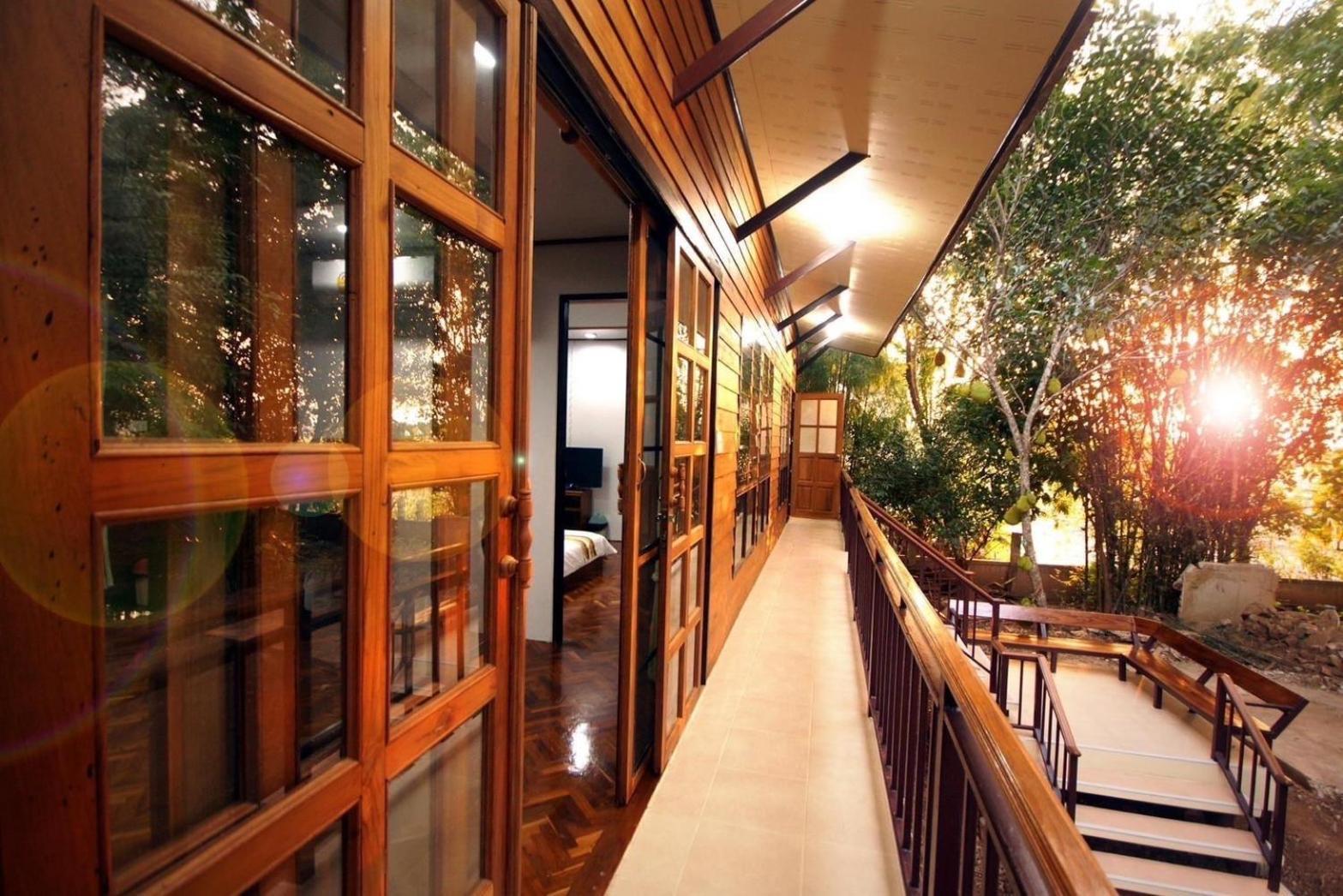 Appartamento เรือนสารภี Phrae Esterno foto